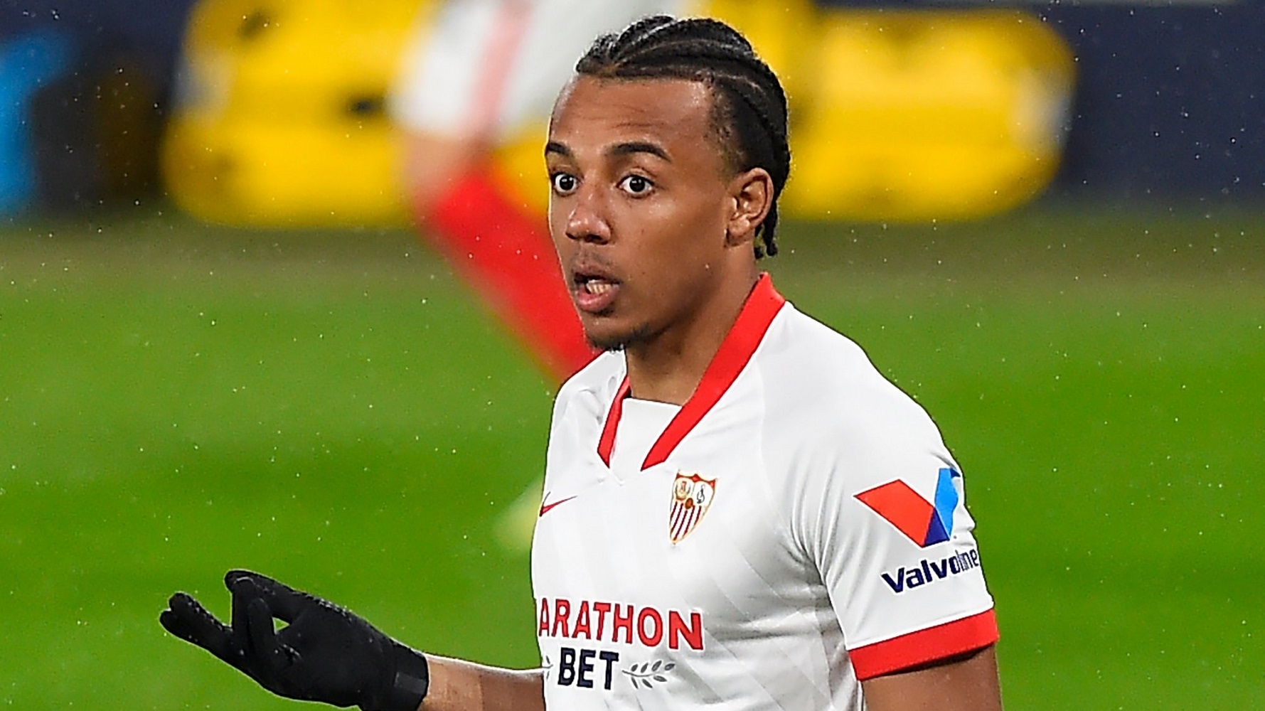 بارسلونا با پیشنهادی جدید در آستانه جذب مدافع سویا قرار گرفت