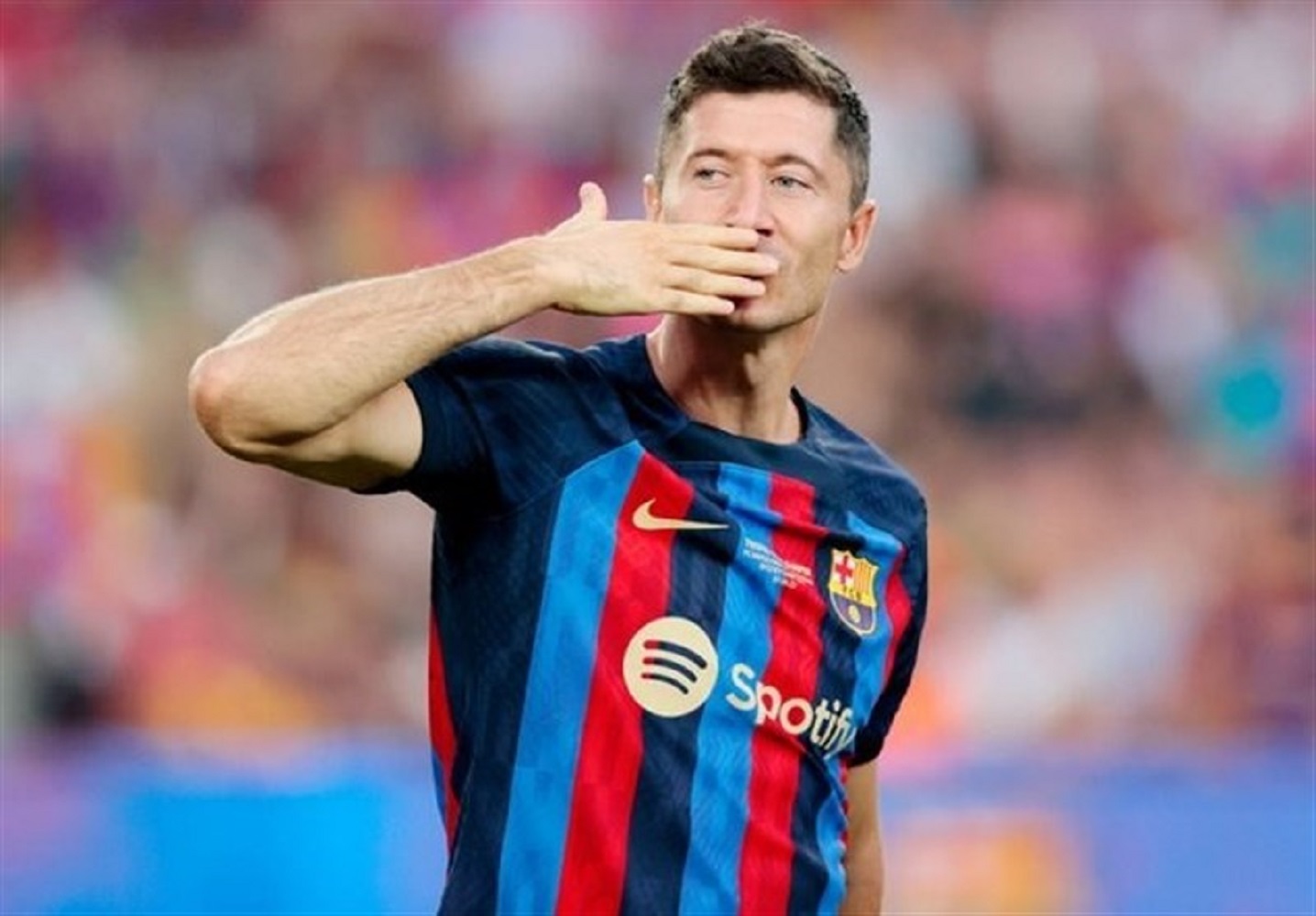 بچه در یک اسباب‌ بازی فروشی