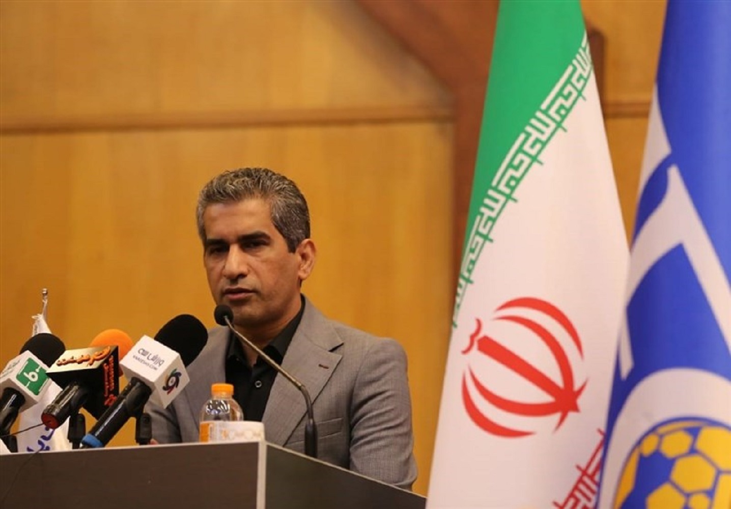 کامرانی‌فر: صلاحیت نامزدهای فدراسیون فوتبال «رد» نشده است