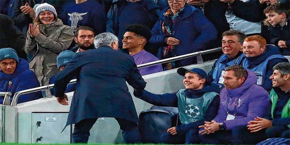 شادی گل متفاوت مورینیو: در آغوش توپ جمع کن (عکس)