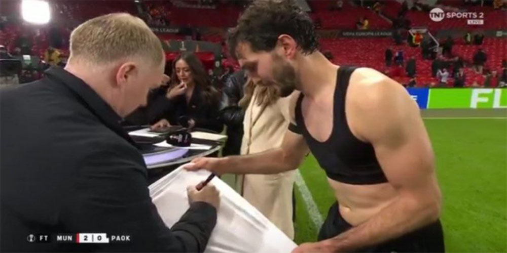 اقدام عجیب هافبک پائوک: امضا گرفتن از کارشناس بازی!