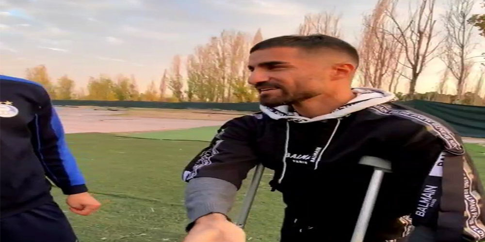 بمب تابستانی با عصا در تمرین استقلال (عکس)