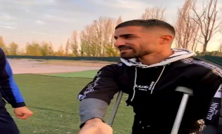 بمب تابستانی با عصا در تمرین استقلال (عکس)