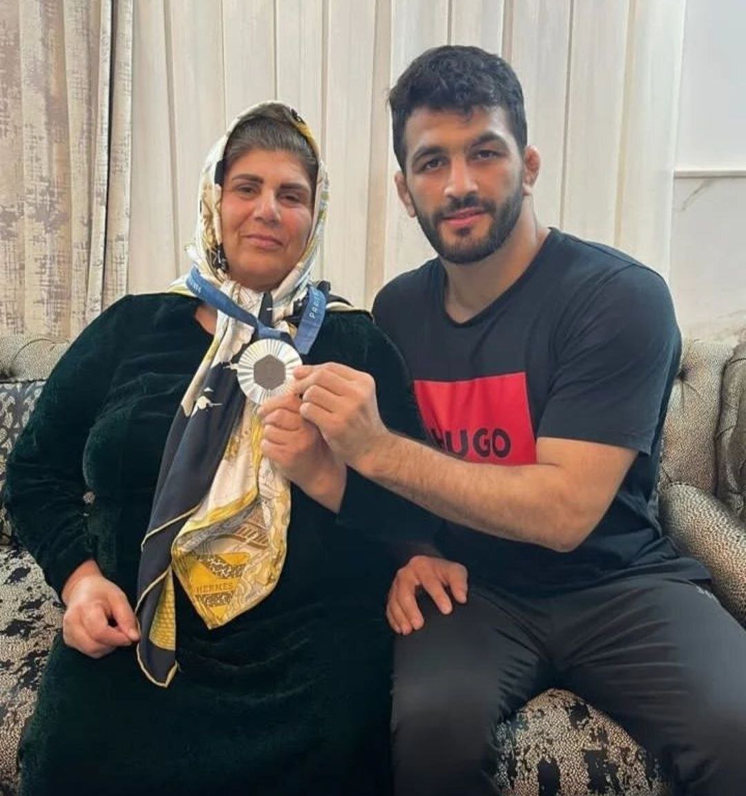 حسن یزدانی و مادرش