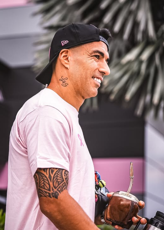 والپیپر لوییس سوارز برای کامپیوتر