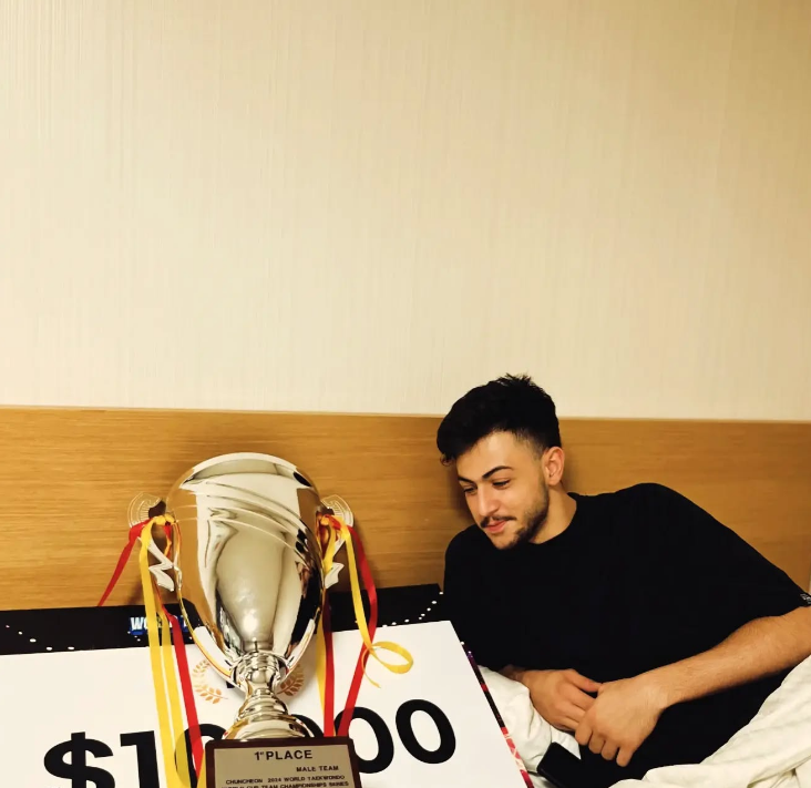 والپیپر علی خوش‌روش برای کامپیوتر