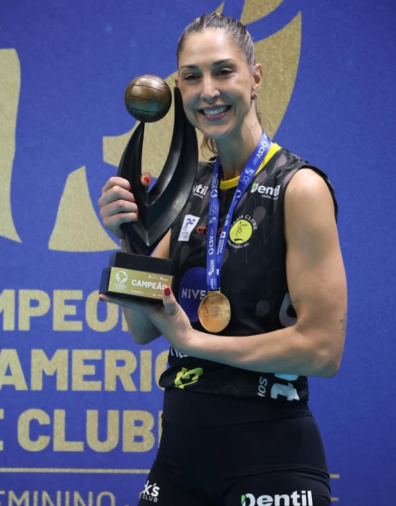 والیبالیست کارول گاتاز