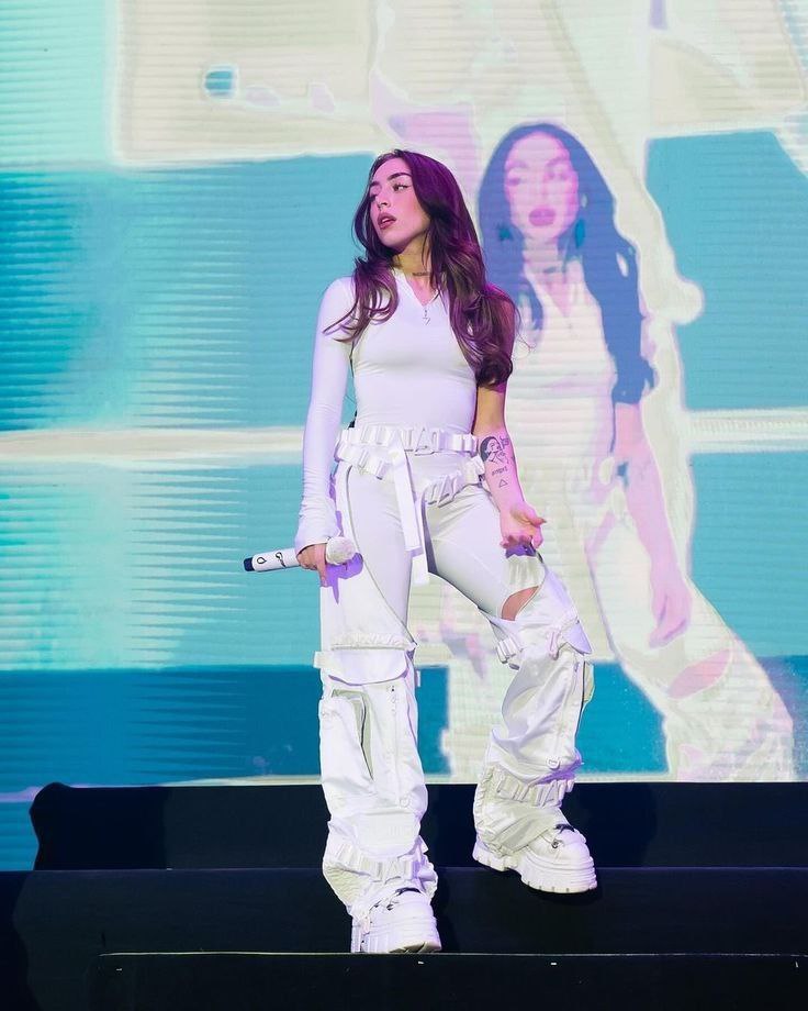 والپیپر نیکی نیکول برای کامپیوتر