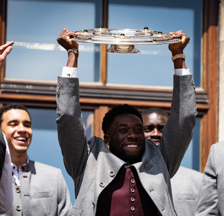 عکس های الفونسو دیویس عکس های الفونسو دیویس