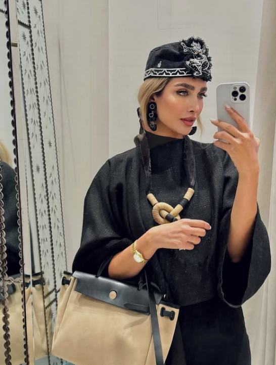 آناشید حسینی با حجاب