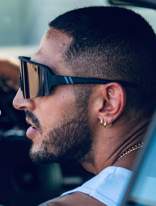 آیسان اسلامی با ماشین اسپرت