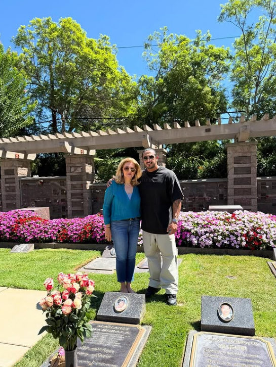 عکس آیسان اسلامی در ماشین